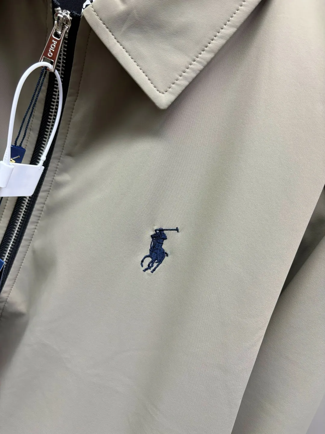 P560 POLO Ralph Lauren new embroidered cotton jacket Original fabric Original accessories Official same style Made of imported polyester fabric, custom-made dyed in the same vat, very comfortable and smooth to the touch Very wide and stylish, does not deform after long-term wear Produced by a first-line brand OEM factory Imported Behringer embroidery machine Full and textured embroidery Latest autumn and winter style Fashionable and individual Super versatile and good-looking one Very suitable for both men and women A must-have for everyone Color: Black Royal blue khaki Size: L-4XL